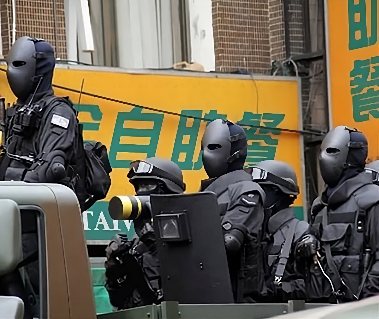 Fuerza taiwanesa haciendo uso de una mascara balistica real.
