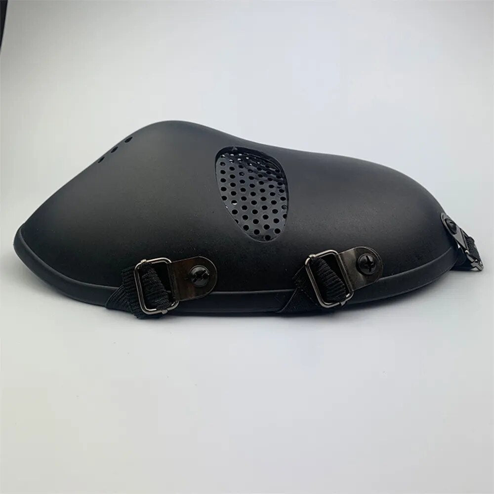 Mascara balística negra tumbada de lado para mostrar el tamaño de su perfil