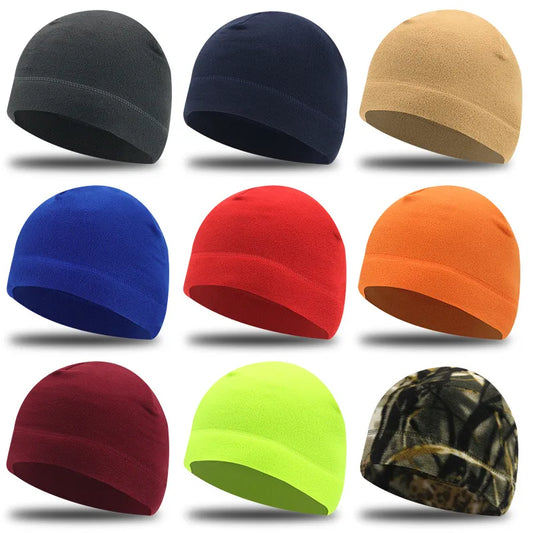 Vista múltiple de distintos gorros de colorescortaviento de polar de colores y camuflaje para airsoft, destacando su versatilidad y diseño sólido, listos para la aventura en condiciones de invierno.