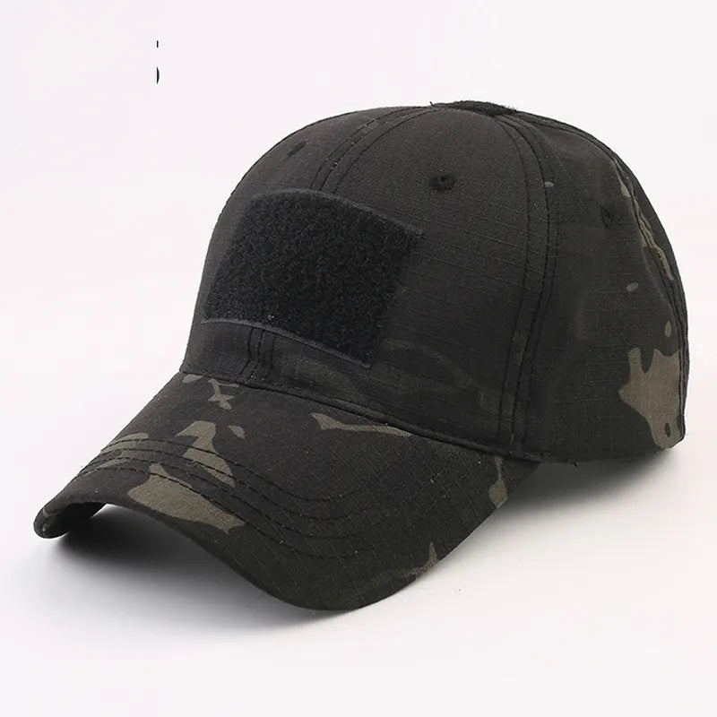 Gorra táctica en color negro sólido con espacio para parches, esencial para operaciones de airsoft y equipamiento militar en entornos urbanos o nocturnos.