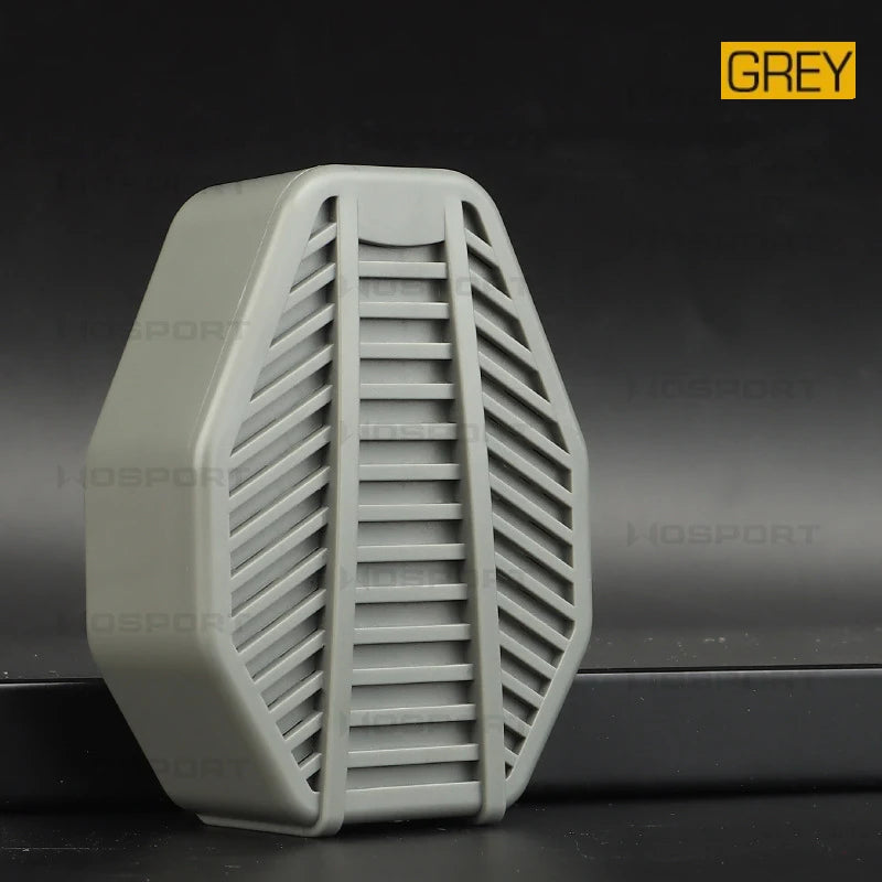 Equipamiento de airsoft en color gris, protección de brazo resistente y ligera, ideal para juegos tácticos y entornos de entrenamiento militar.