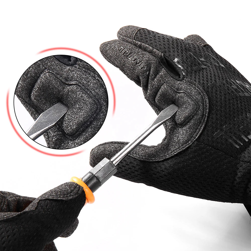Guante táctico de airsoft en acción, color negro, con alta destreza para manejar herramientas en operaciones militares