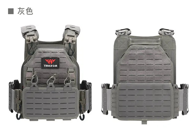 Equipo de airsoft, chaleco táctico YAKEDA en gris, con amplia capacidad de carga y ajuste ergonómico para uso en condiciones de entrenamiento militar.
