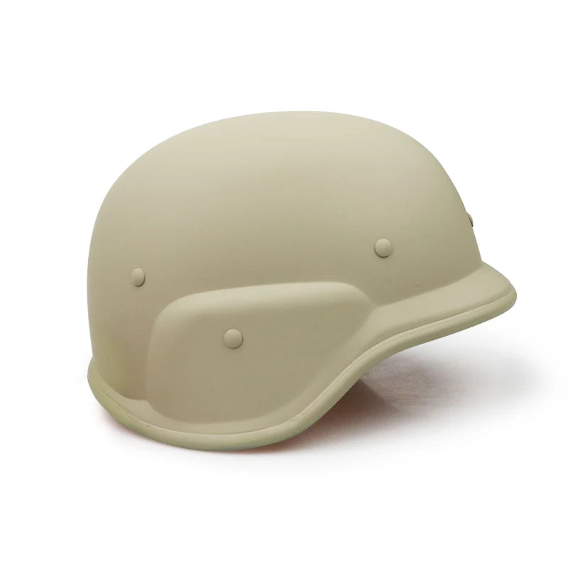 Casco táctico en color arena para operaciones de airsoft y ejercicios militares, proporcionando seguridad sin comprometer la comodidad.