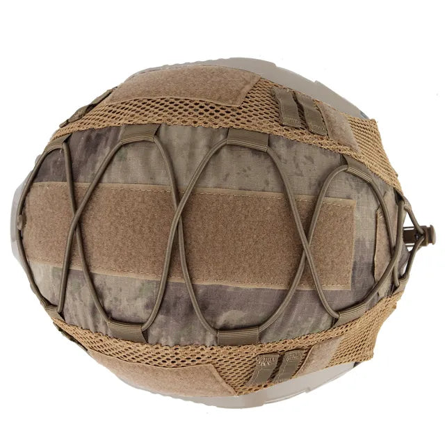 Diseñado para simular situaciones de combate, este casco de airsoft en camuflaje desierto combina funcionalidad con paneles de identificación y una construcción resistente.