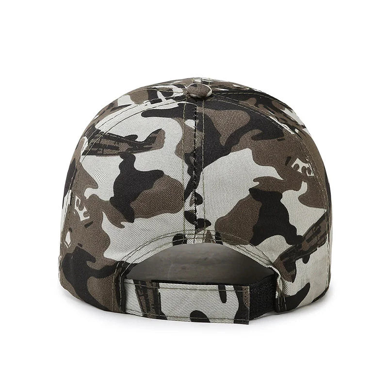 La parte trasera de esta gorra de camuflaje boscoso muestra una malla transpirable y un ajuste flexible, combinando comodidad y funcionalidad en tu equipamiento de airsoft.
