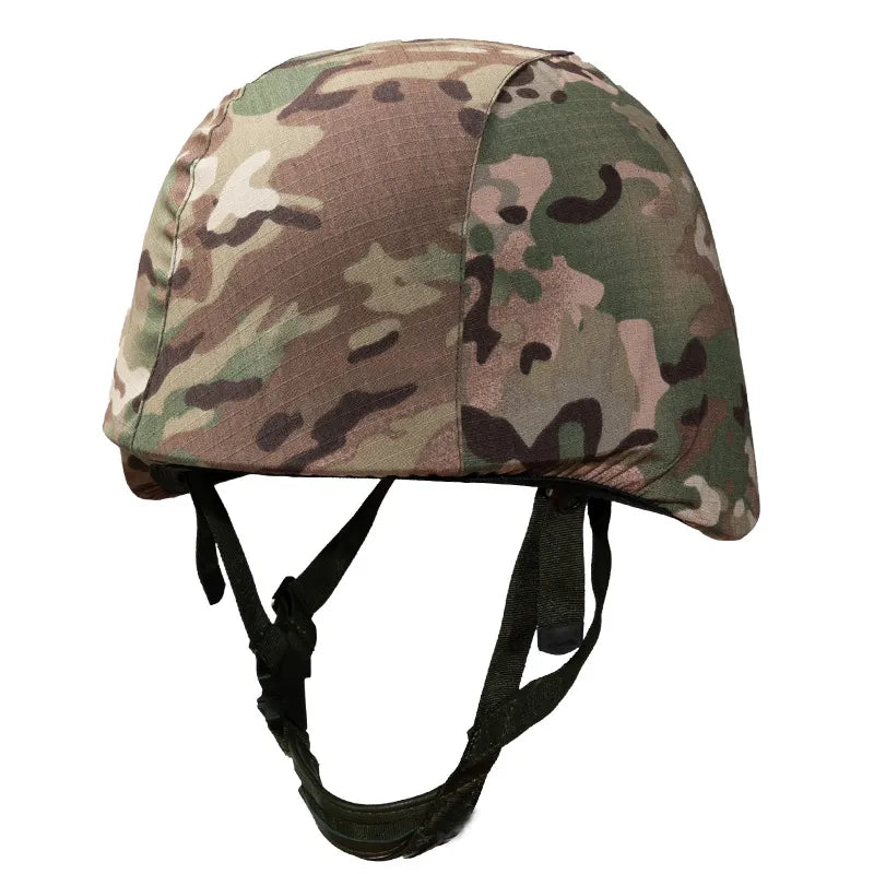 Funda de casco CP con correa de ajuste, presenta un patrón de camuflaje multicam para operaciones de airsoft en diversos entornos, esencial para la simulación de combate militar.