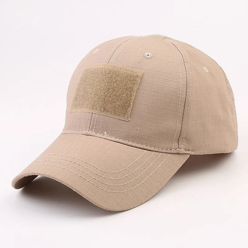 Adaptada para entornos áridos, esta gorra en color arena ofrece protección solar mientras se mezcla con el entorno, esencial para cualquier entusiasta del airsoft y equipamiento militar.