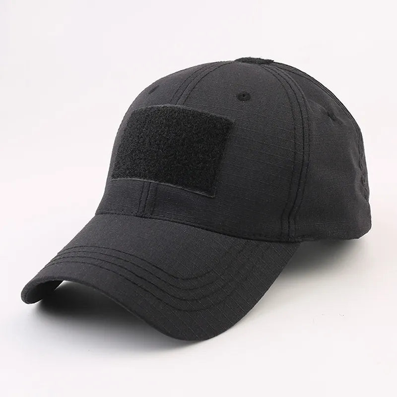 Opta por un enfoque discreto con esta gorra de airsoft en color negro sólido, ideal para operaciones tácticas y para integrarse en una variedad de equipamientos militares.