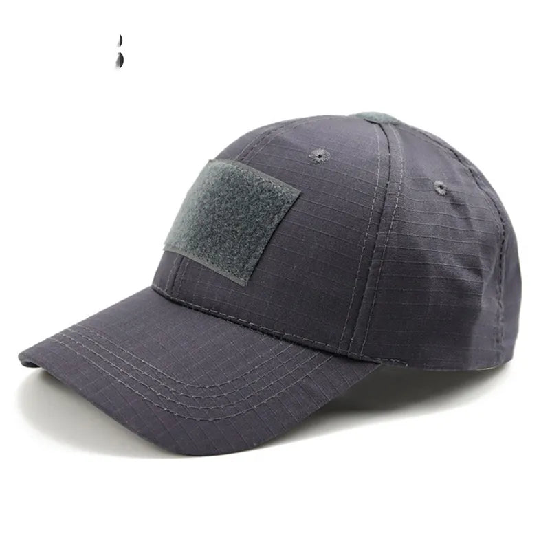 Gorra de campo táctica en azul navy con parche de velcro, diseñada para entusiastas del airsoft y equipamiento militar, robusta para misiones urbanas y nocturnas.