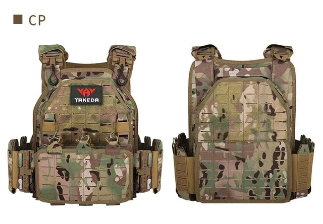Chaleco táctico CP para airsoft con camuflaje multicapa, ideal para adaptarse a terrenos mixtos. Equipamiento de airsoft de alta resistencia, funcionalidad militar con sistema MOLLE para personalización y almacenamiento.