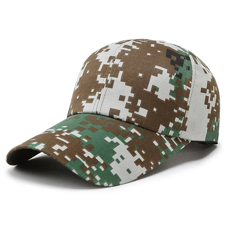 Gorra de camuflaje pixelado militar para airsoft, combina estética y practicidad en equipamiento táctico, en tonos marrones y verdes