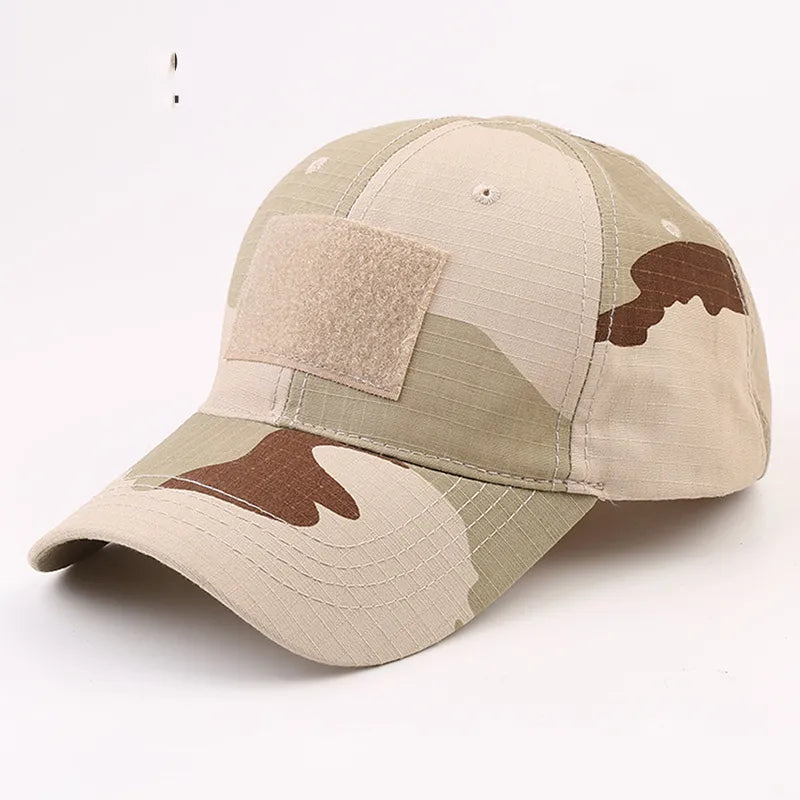 Gorra de camuflaje estilo desierto tradicional, ideal para equipamiento de airsoft en entornos de color arena, con diseño militar duradero y confortable.