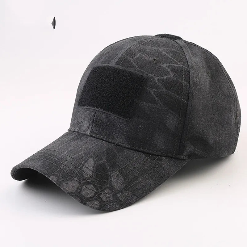 Esta moderna gorra táctica negra, con un sutil patrón geométrico, es un complemento perfecto para cualquier uniforme de airsoft o equipamiento táctico, ofreciendo una combinación de estilo y practicidad.