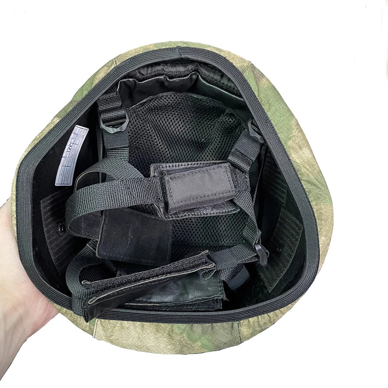 Interior de funda de casco táctico, mostrando el sistema de acolchado y correas ajustables, para máximo confort y ajuste durante actividades de airsoft y entrenamiento militar.
