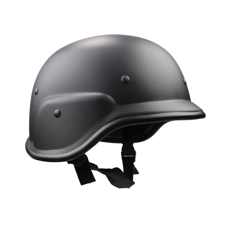Casco táctico negro robusto para airsoft, perfecto para recrear escenarios de combate y proporcionar protección en entrenamientos militares.