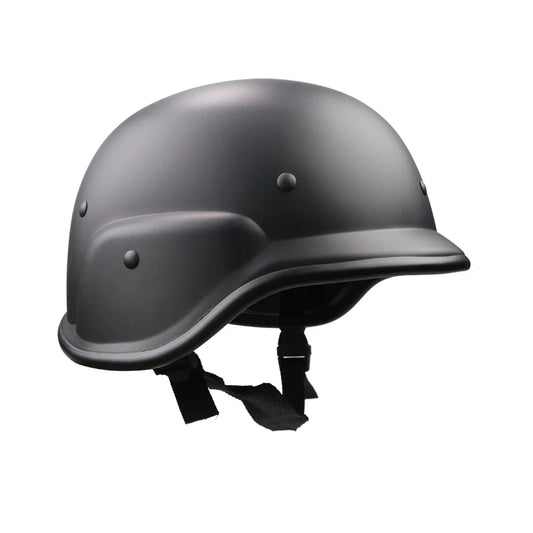 Casco táctico negro robusto para airsoft, perfecto para recrear escenarios de combate y proporcionar protección en entrenamientos militares.