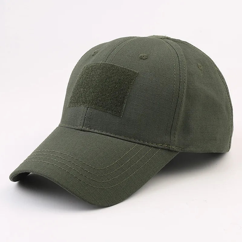 Ideal para el entusiasta del airsoft y las actividades al aire libre, esta gorra táctica de color verde oliva está diseñada para complementar tu equipamiento militar con un toque de estilo y funcionalidad. El parche de velcro frontal permite la personalización con insignias o identificadores.
