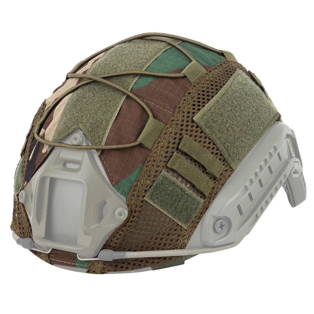 Integra a la perfección con la naturaleza con esta cubierta de casco de airsoft en camuflaje woodland. Diseñada para el entusiasta del airsoft que busca equipamiento militar auténtico y duradero, este diseño clásico es esencial para el camuflaje en terrenos forestales.