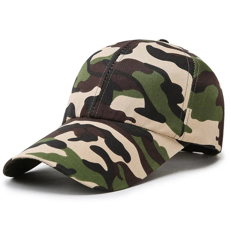 Gorra táctica tricolor en camuflaje boscoso para airsoft, con equipamiento resistente y estilo militar, ideal para terrenos forestales y actividades al aire libre.