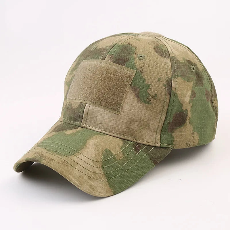 Camuflaje y comodidad se unen en esta gorra, diseñada para fusionarse con entornos boscosos y rurales, haciéndola una adición esencial a tu equipamiento de airsoft y accesorios militares.