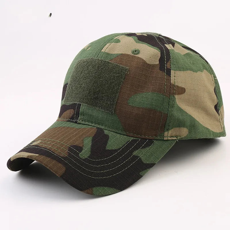 Gorra de camuflaje en tonos verdes y marrones, accesorio de airsoft esencial con diseño militar, perfecta para adaptarse a diferentes entornos naturales.