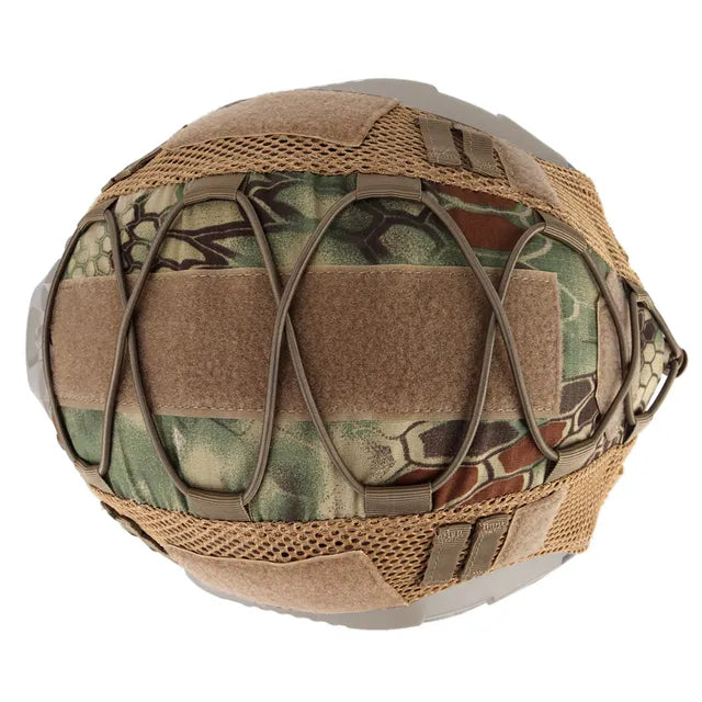 Optimiza tu visibilidad con esta cubierta de casco de airsoft en camuflaje desierto, ideal para partidas en entornos áridos. Este accesorio es una parte esencial del equipamiento militar para una eficaz estrategia de camuflaje en airsoft.