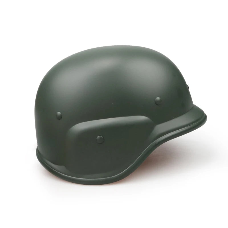 Casco de combate en verde oliva, ideal para maniobras de airsoft y escenarios de entrenamiento militar, con ajuste seguro y protección integral.