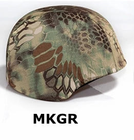 Funda de casco de airsoft MKGR con un diseño de camuflaje de bosque estilizado, combinando estética y funcionalidad para ejercicios militares.