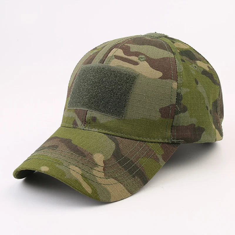 Gorra de camuflaje verde jungla para airsoft, parte del equipamiento militar para entornos tropicales, con tejido resistente y diseño adaptable.