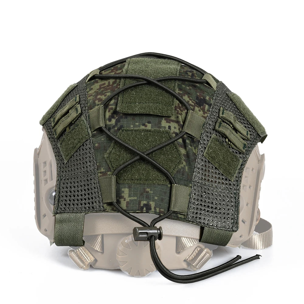 Este casco de airsoft presenta un camuflaje digital con visión periférica ampliada, integrando tecnología moderna en equipamiento táctico militar.