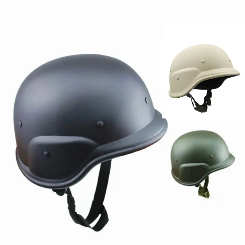 Vista múltiple de cascos tácticos de airsoft, mostrando la variedad de ángulos y la solidez del diseño, preparados para la acción militar y recreativa.
