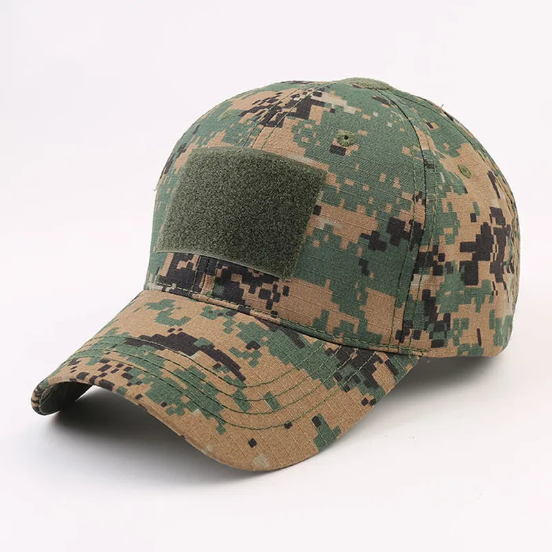 Gorra de combate pixelada en tonos verdes, complemento de equipamiento militar para airsoft, con diseño contemporáneo y ajuste adaptable.
