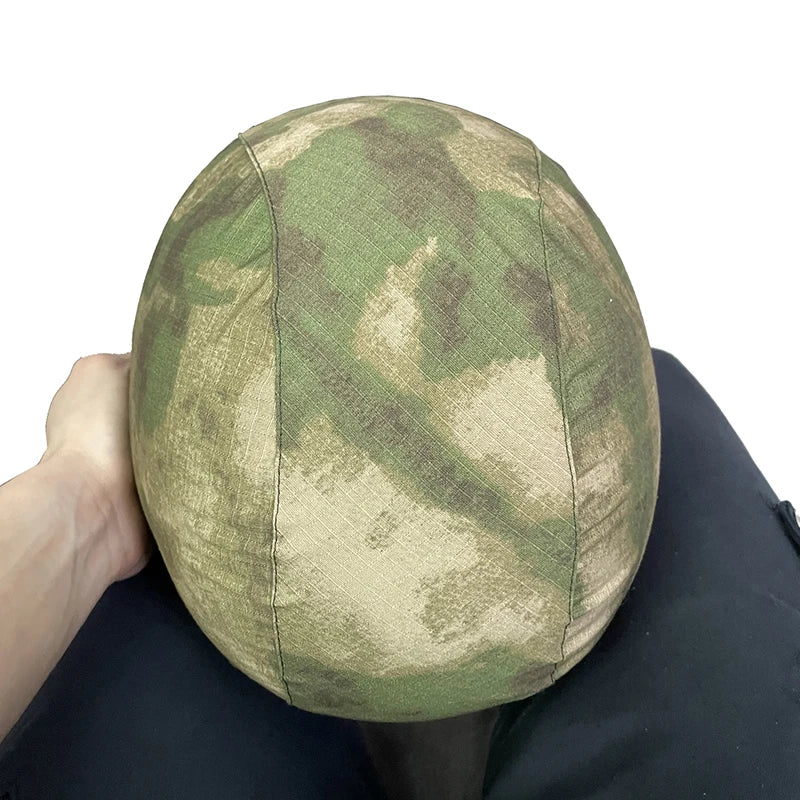 Funda de casco de camuflaje FG, diseñada para camuflarse en bosques y áreas verdes, complementa el equipamiento táctico de airsoft y la indumentaria militar.
