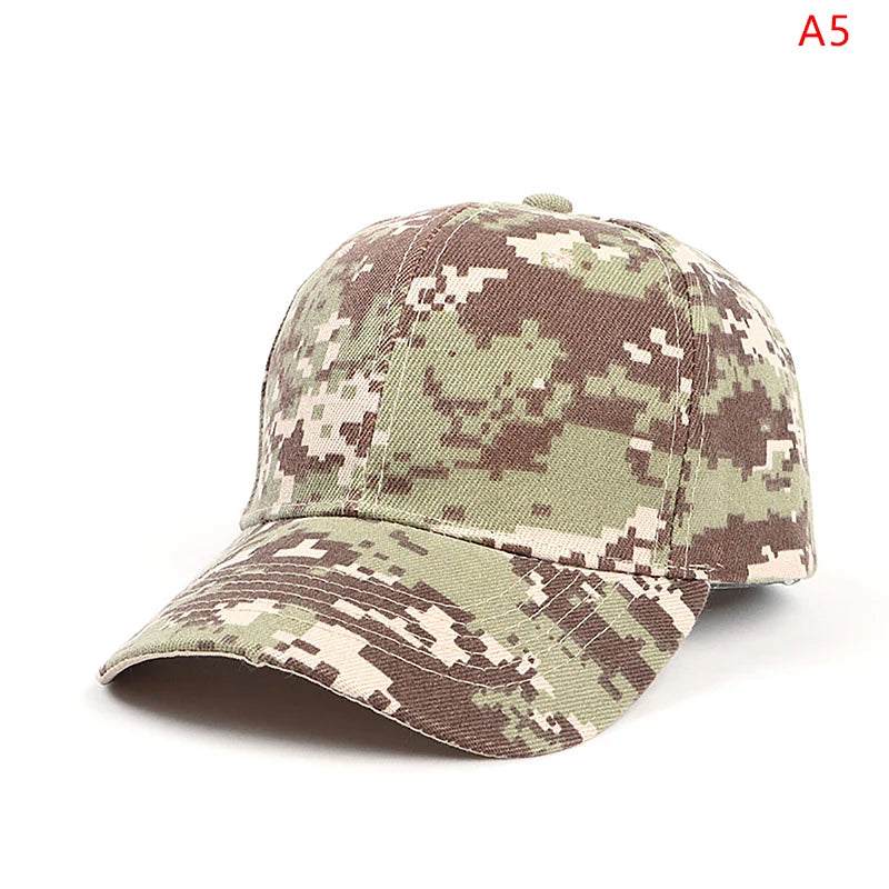 Equipamiento de airsoft con gorra de camuflaje digital bosque, adecuada para operaciones tácticas y juegos en entornos naturales mixtos
