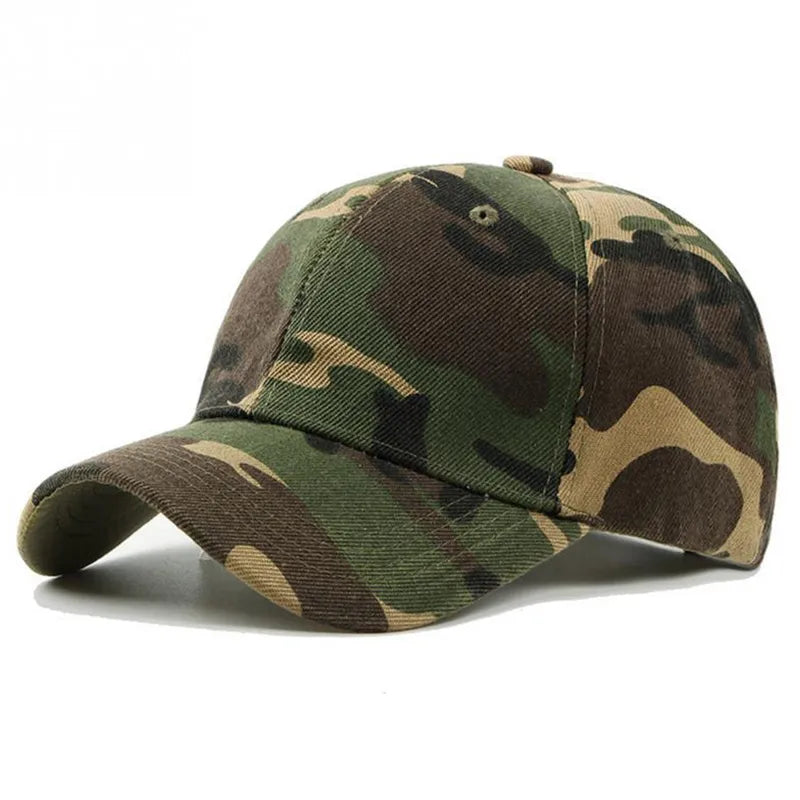 Gorra de campo en camuflaje verde bosque, accesorio militar indispensable para jugadores de airsoft, con tela resistente y diseño ergonómico.