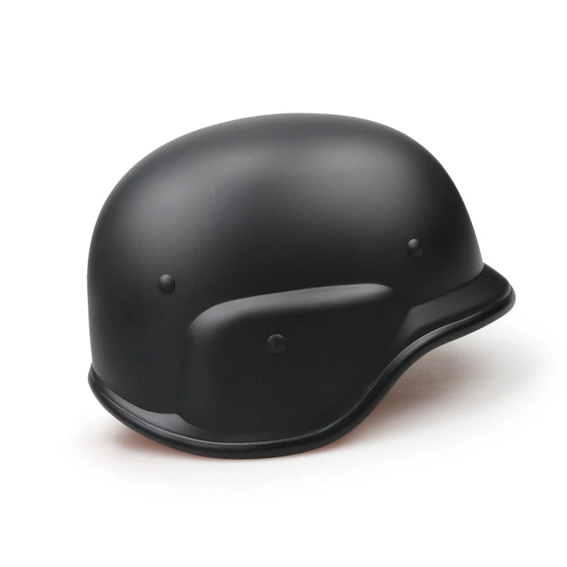 Casco táctico negro mate para airsoft, con diseño duradero para juegos de combate y entrenamiento militar, ofreciendo protección y estilo.