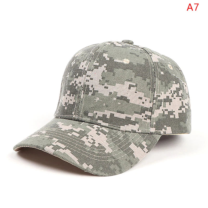 Gorra de airsoft de camuflaje digital desgastado en tonos verdes, estilo militar, perfecta para partidas en terrenos boscosos y rurales