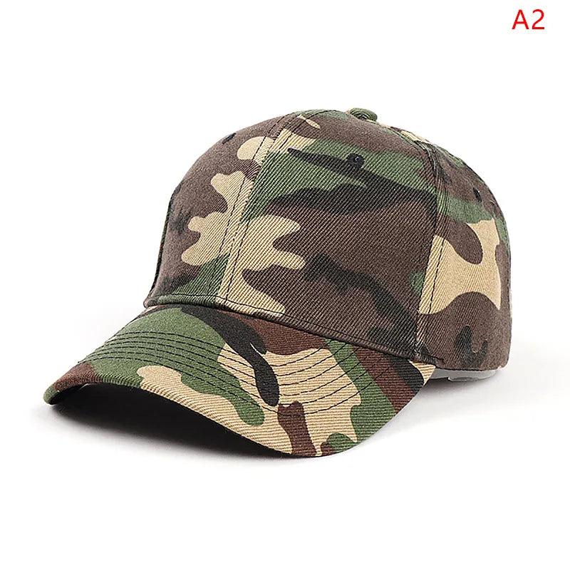 Accesorio militar para airsoft, gorra de camuflaje de bosque en tonos verdes y beige, diseñada para juegos de estrategia en la naturaleza