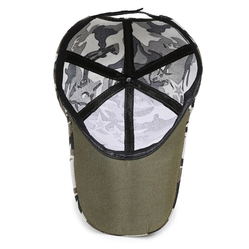 Desde una perspectiva interna, esta gorra de camuflaje decorada con estrellas y rayas incorpora un elemento patriótico a tu equipo de airsoft, brindando no solo un aspecto estilizado sino también protección contra el sol en tus actividades al aire libre.