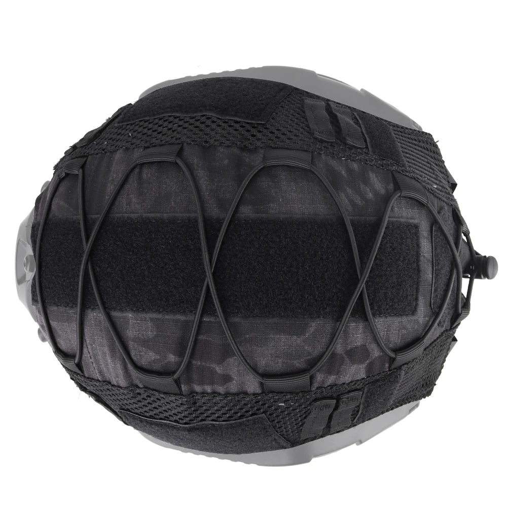 Esta cubierta de casco táctico para airsoft presenta un patrón de camuflaje oscuro, diseñada para misiones encubiertas y nocturnas. Un accesorio clave en cualquier equipamiento militar, ofrece una estética sigilosa mientras provee opciones de personalización con su superficie de velcro