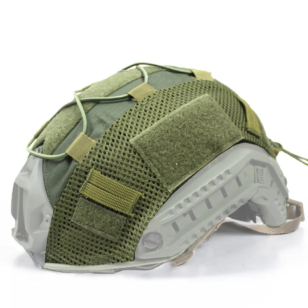 Mejora tu equipamiento de airsoft con esta cubierta de casco táctico en verde oliva, perfecta para entornos boscosos o junglas. Su diseño robusto y sus puntos de anclaje ofrecen una funcionalidad militar superior en ejercicios tácticos.