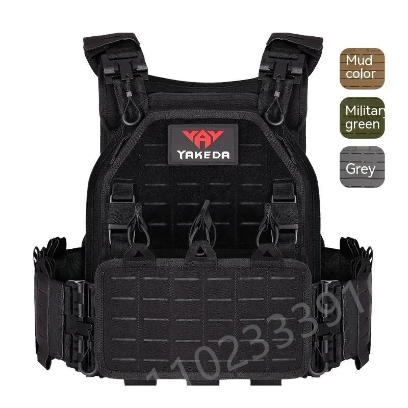 Sistema de chaleco táctico modular YAKEDA para airsoft, en negro, con correas de hombro ajustables y espacio para equipamiento especializado militar.
