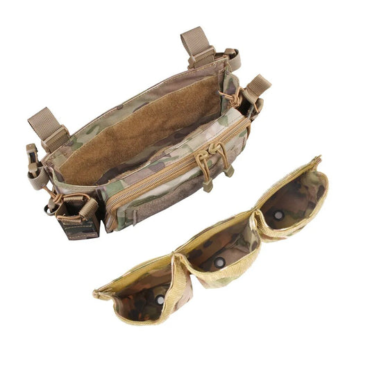 Vista interna de la bolsa táctica de airsoft con camuflaje militar, mostrando compartimentos amplios para una organización efectiva del equipo en la práctica de airsoft.