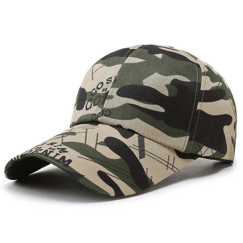 Gorra de camuflaje militar con estampados y textos, estilo airsoft, fusiona moda y funcionalidad en equipamiento de combate