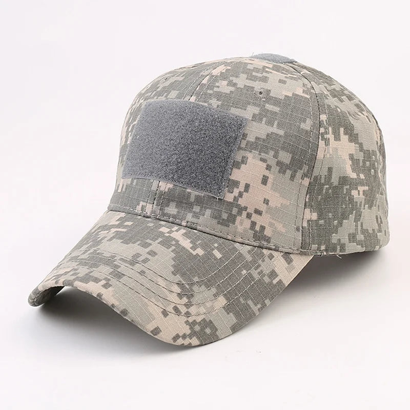 Esta gorra táctica presenta un patrón de camuflaje digital ACU, perfecta para completar tu equipamiento de airsoft con un estilo militar auténtico y funcionalidad práctica.