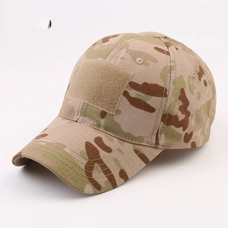 Gorra de airsoft pixelada para equipamiento en ambientes áridos, estilo militar con patrón de camuflaje desierto, óptima para climas cálidos y secos.
