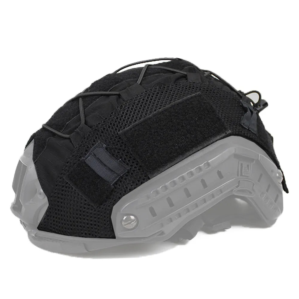 Esta cubierta para casco táctico de airsoft en color negro es ideal para escenarios de combate nocturno. Combina funcionalidad militar con una estética discreta, ofreciendo amplias posibilidades de personalización con su sistema modular de sujeción.