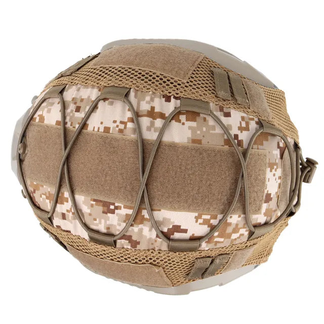 Esta cubierta para casco táctico en camuflaje digital desierto es perfecta para misiones de airsoft en terrenos arenosos. Con su diseño contemporáneo, es una pieza imprescindible de equipamiento militar para una inmersión total.