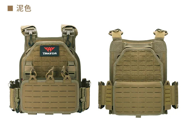 Chaleco táctico color coyote para aficionados al airsoft, diseñado para simulacros militares en ambientes áridos. Equipamiento esencial con múltiples bolsillos y ajuste adaptable para máxima eficiencia en el campo.